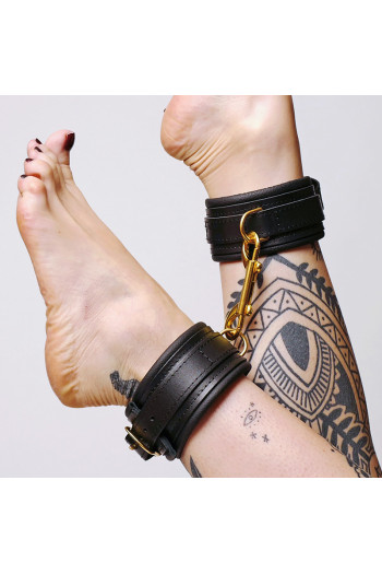 Chevillères en cuir molletonné Dorées | The Sinners