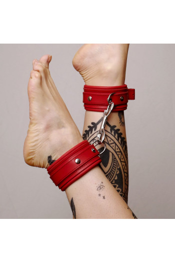 CHEVILLÈRES CUIR MOLLETONNÉ ROUGE AVEC ATTACHES ARGENTÉES | The Sinners