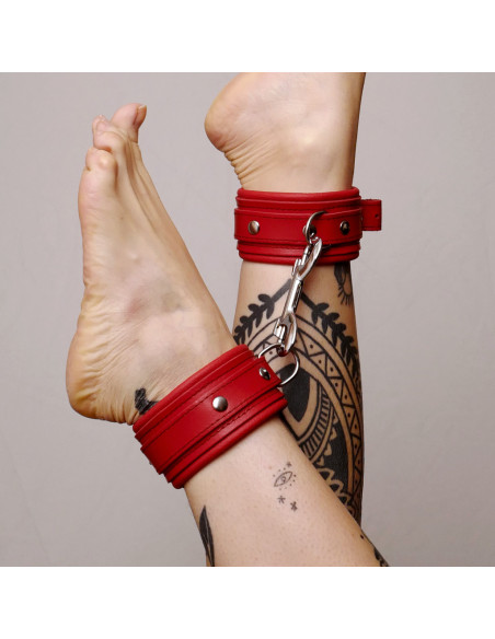 CHEVILLÈRES CUIR MOLLETONNÉ ROUGE AVEC ATTACHES ARGENTÉES | The Sinners