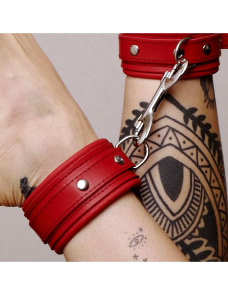 CHEVILLÈRES CUIR MOLLETONNÉ ROUGE AVEC ATTACHES ARGENTÉES | The Sinners