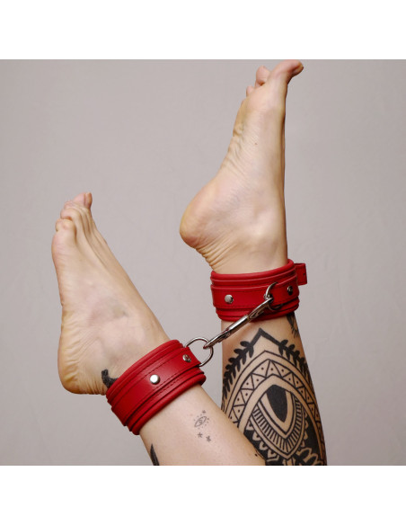 CHEVILLÈRES CUIR MOLLETONNÉ ROUGE AVEC ATTACHES ARGENTÉES | The Sinners